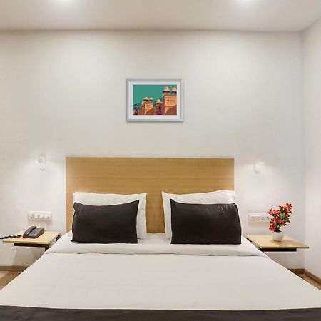 OYO Townhouse 176 Rajdhani Residency Sururnagar Buitenkant foto