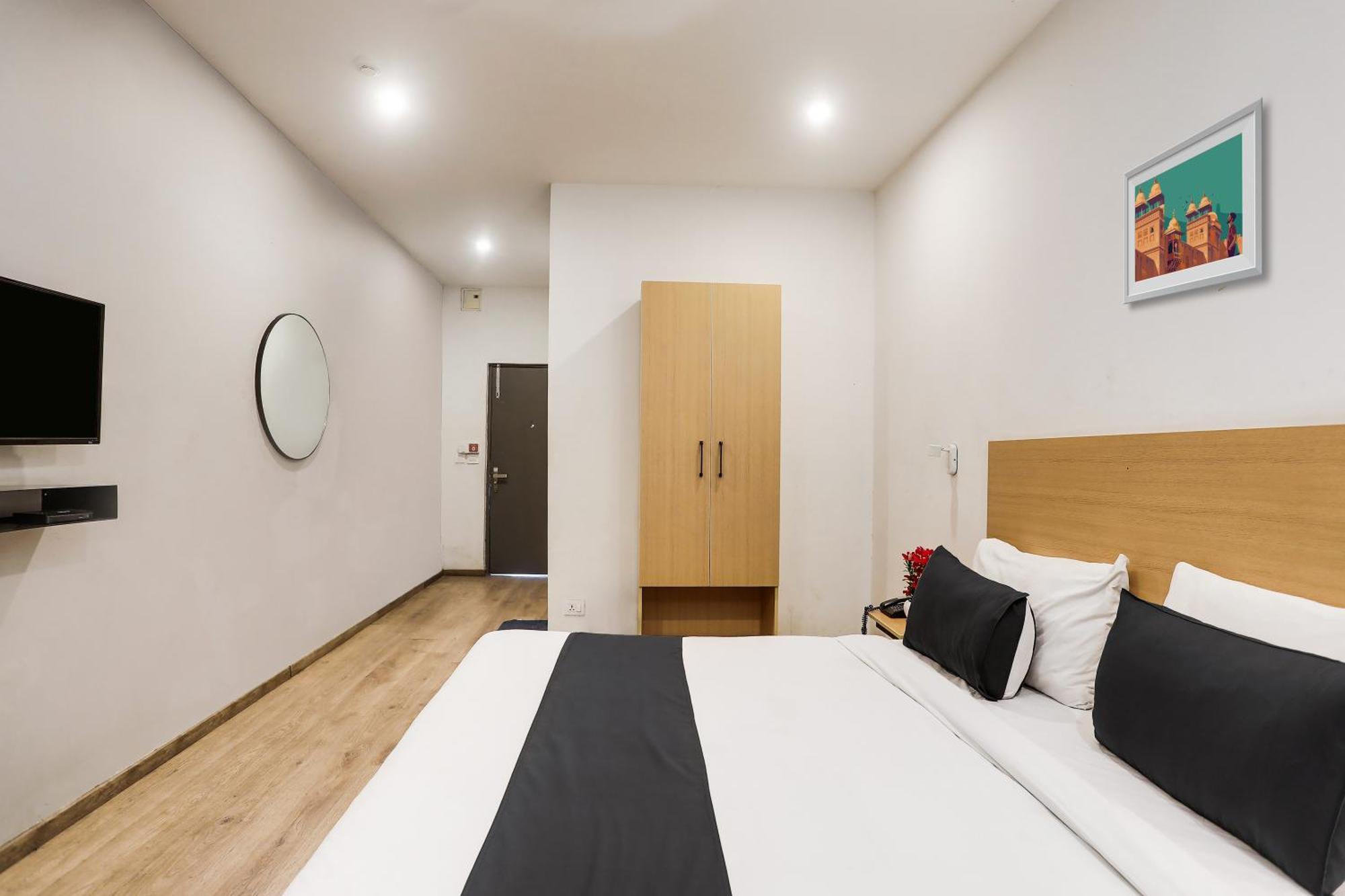 OYO Townhouse 176 Rajdhani Residency Sururnagar Buitenkant foto